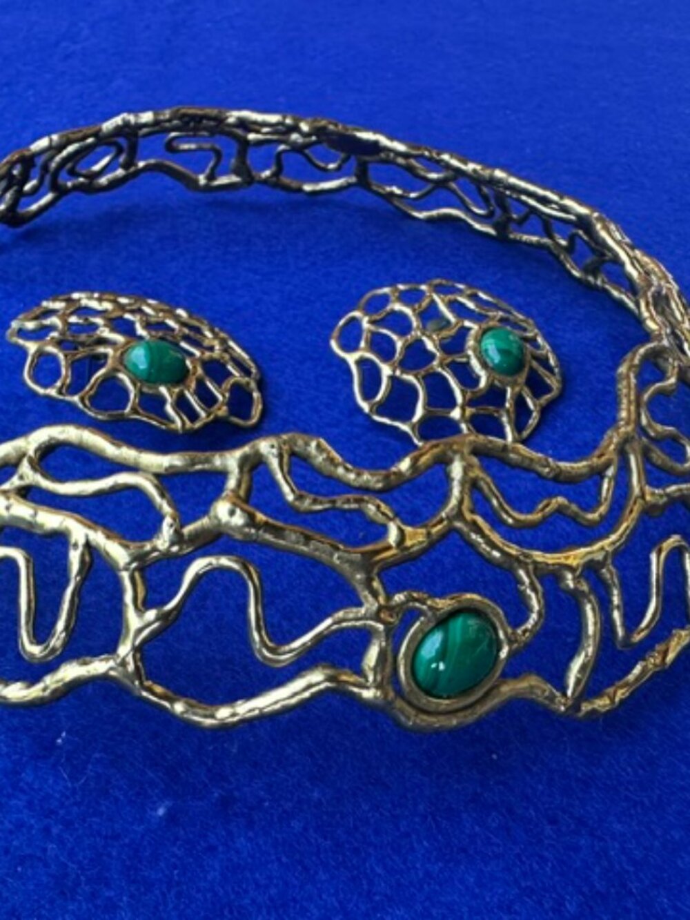 Gold Tone Open Wire Work Choker Necklace, Green Stones & Post Earrings - Picture 4 of 7